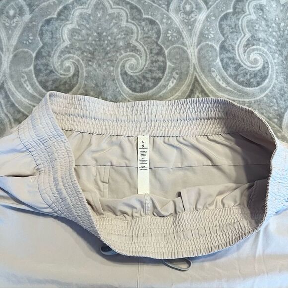 Lululemon Spring Break Away Short *4-way Stretch 3"
Light Chrome - Picture 6 of 8